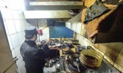 你吃的外卖到底多脏？垃圾旁制作、厨具发霉...外卖员都看不下去！